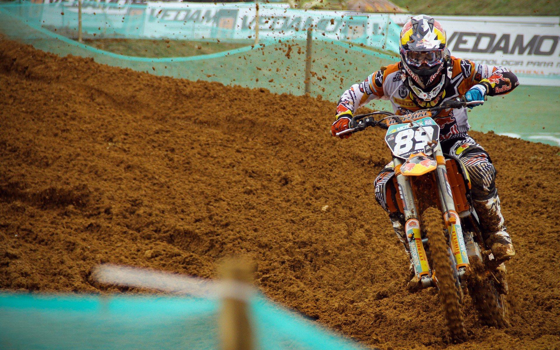 费兰-托雷斯社交媒体引热议,晒琼阿梅尼手球瞬间,配文意味深长,球迷猜测背后动机