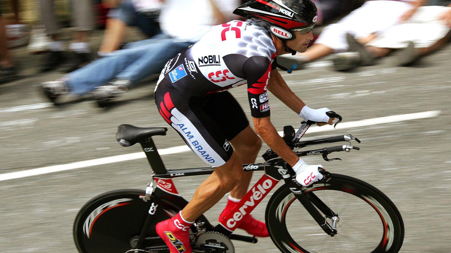 巴萨官方社媒发布宣传片，推出服装系列致敬传奇克鲁伊夫