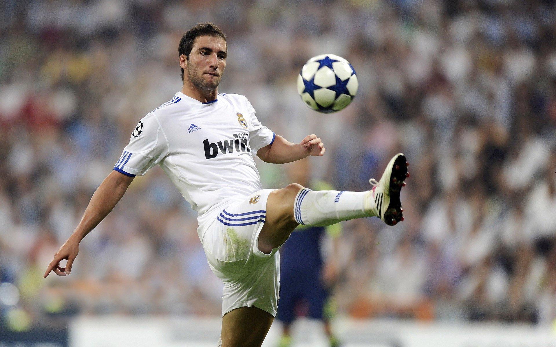 哈维·西蒙斯删除莱比锡社媒简介引发猜测，切尔西或成潜在下家